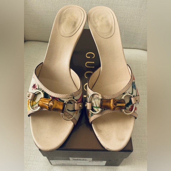 GUCCI FLORAL CANVAS BAMBOO DETAIL HEELED SANDALS IVORY - Picture 2 of 10